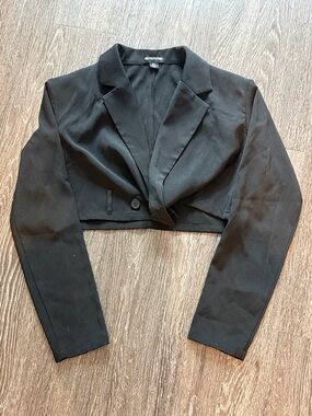 PrettyLittleThing Black Cropped Tailored Blazer